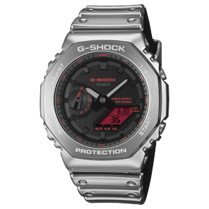 Vista frontal del G-SHOCK GM-2100YRA-8AER plateado con caja octogonal, esfera negra y detalles en rojo