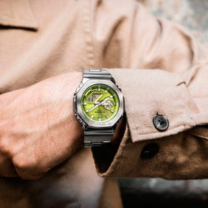 GM-2110D-3AER G-SHOCK Full-Metal con brazalete plateado y esfera verde en muñeca de hombre