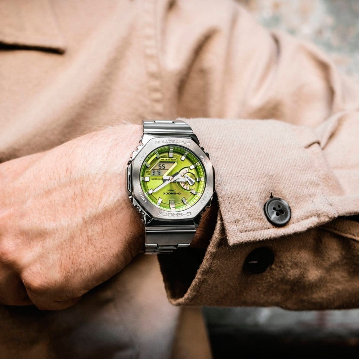 GM-2110D-3AER G-SHOCK Full-Metal con brazalete plateado y esfera verde en muñeca de hombre