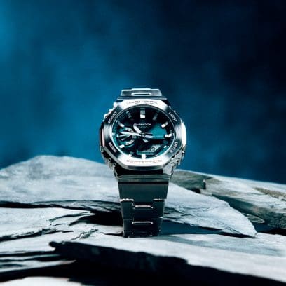 El GM-2110D-3A1ER sobre una piedra y un fondo azul oscuro