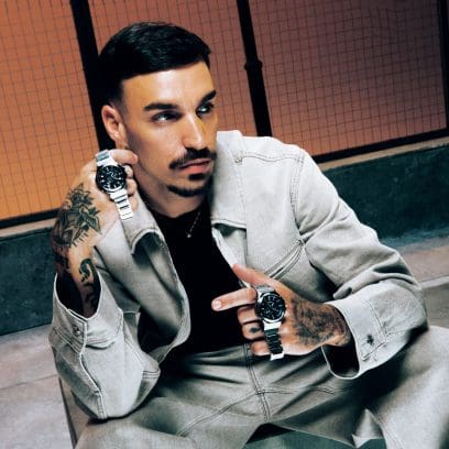 Rels B lleva dos modelos de la GM-2110D serie en sus manos.