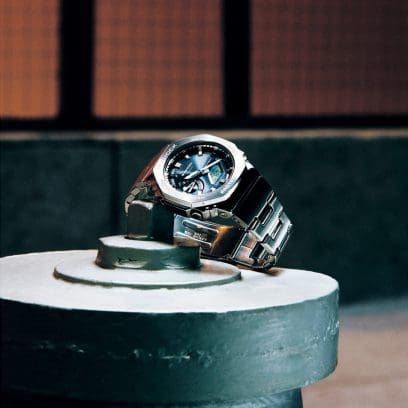 El GM-2110D-8AER se presenta sobre un pequeño bloque de hormigón.