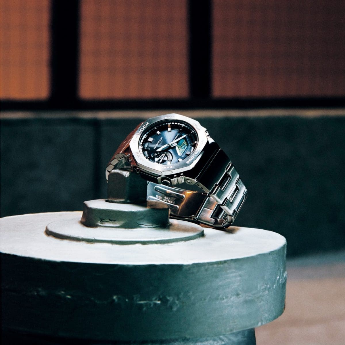 El GM-2110D-8AER se presenta sobre un pequeño bloque de hormigón.