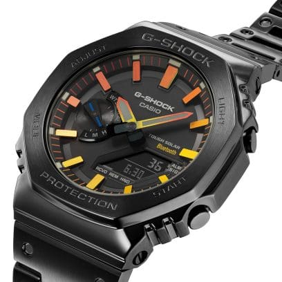 Vista lateral del reloj de pulsera CASIO GM-B2100BPC-1A con una vista de la pantalla y los botones de visualización laterales