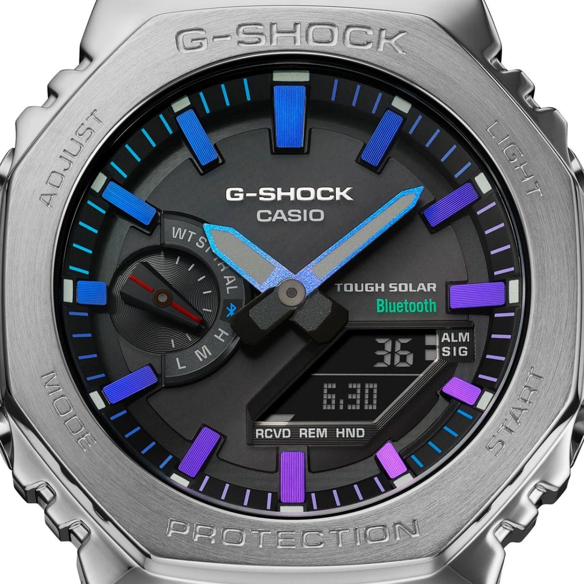 Detalle de la pantalla analógico-digital negra del reloj de pulsera GM-B2100PC-1A con detalles en varios tonos de morado