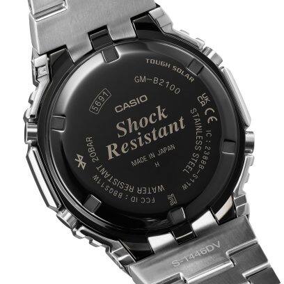 Grabado en el fondo plateado del reloj de pulsera de aniversario GM-B2100PC-1A