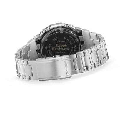 El reloj de caballero GM-B2100PC-1A con brazalete cerrado con una vista de la parte trasera del reloj y el cierre de un solo toque