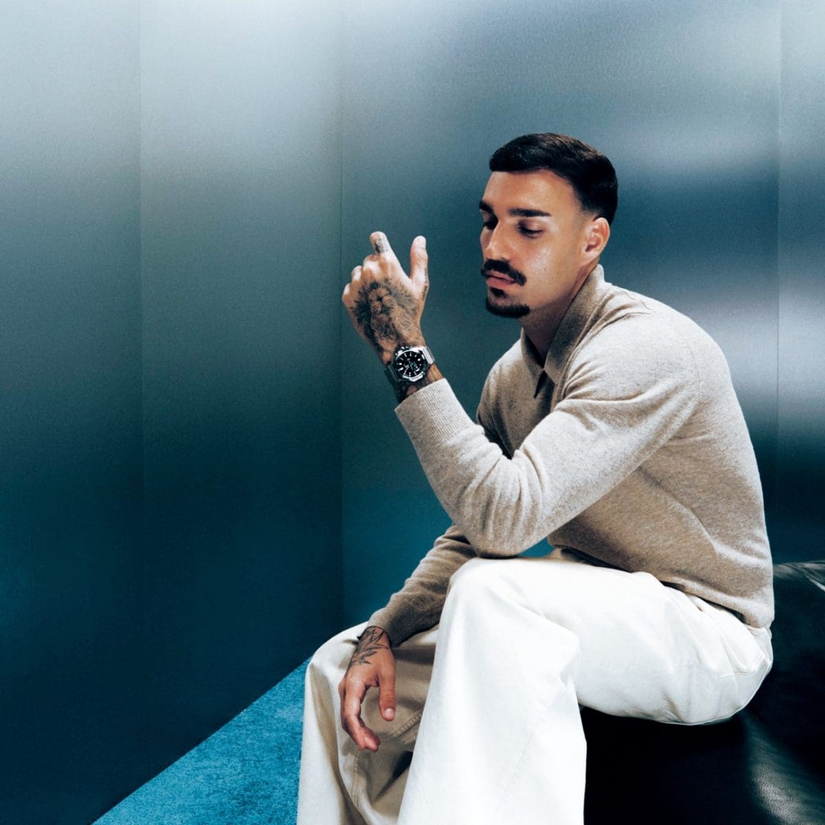 Rels B mira a su G-SHOCK GST-B1000D-1A en su muñeca.