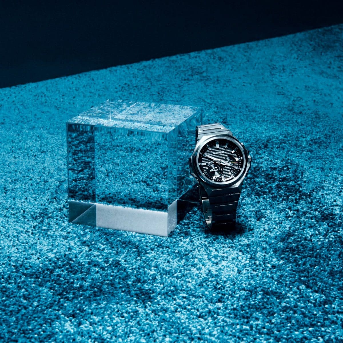 El G-SHOCK GST-B1000D-1A sobre una alfombra azul claro.