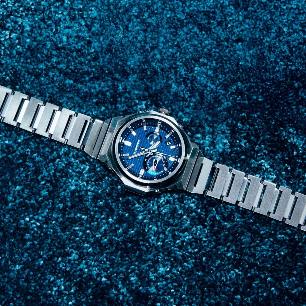 El GST-B1000D-2AER está sobre una alfombra azul.