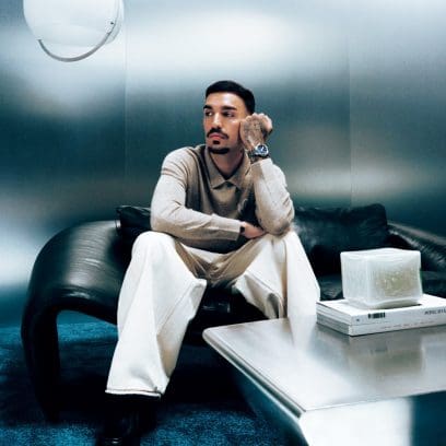 Rels B está sentado en un sofá y posa con la GST-B1000D-2A.