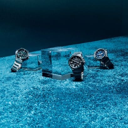 La serie del G-SHOCK GST-B1000D sobre una alfombra azul claro.