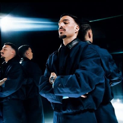 Rels B lleva el GST-B1000D-3A y se encuentra en una habitación llena de espejos. Esto hace que se vea reflejado varias veces.