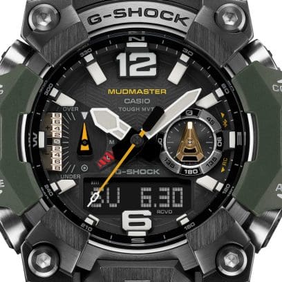 Primer plano de la esfera digital-analógica negra del Mudmaster GWG-B1000-3A con sus agujas y números de color claro, detalles en amarillo, caja de acero inoxidable y elementos de resina verde oscuro