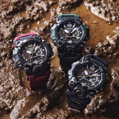Tres modelos del reloj CASIO Master of G Mudmaster en el barro: a la izquierda, el modelo con la correa roja; en el centro, el modelo con la correa verde; a la derecha, el modelo con la correa negra