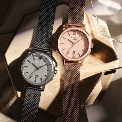 Desde la izquierda, los relojes de pulsera SHE-4554GYM-8A y SHE-4554PGM-4A sobre base de madera.