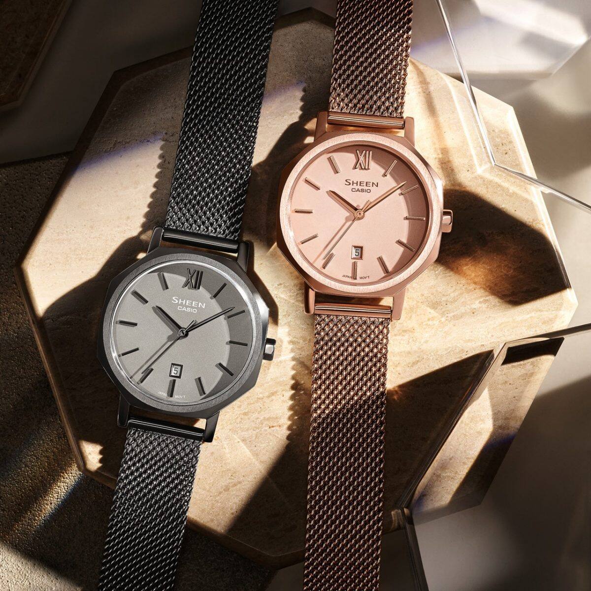 Desde la izquierda, los relojes de pulsera SHE-4554GYM-8A y SHE-4554PGM-4A sobre base de madera.