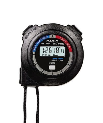 The black, round stopwatch ‘HS-3V-1R’ with digital display and blue and red details as well as two buttons at the top.