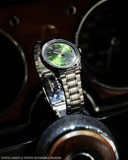 There is a date display at the 3 o'clock position of the EFR-109D-3A wristwatch