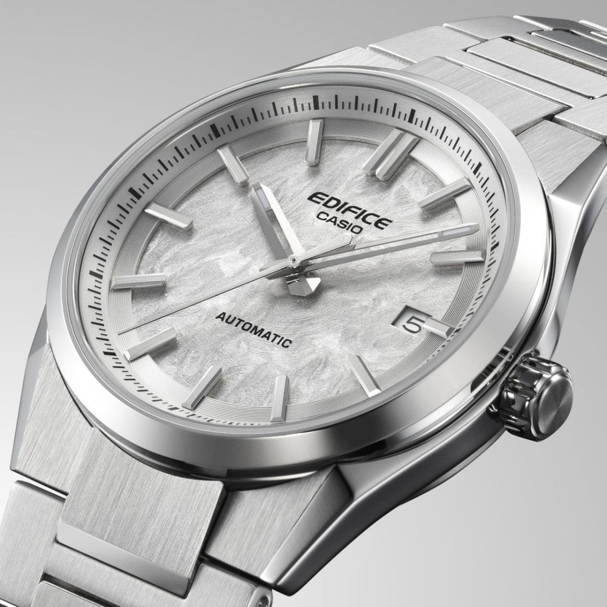 Round case of the EDIFICE EFK-110D-7A with stainless steel bracelet