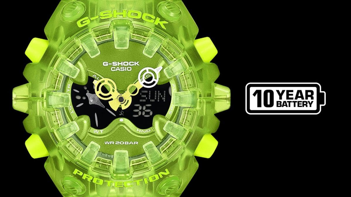 The G-SHOCK GA-V01SKE-3AER has a battery with a lifespan of up to 10 years and an analog-digital dial with large indices that overlap the glass.