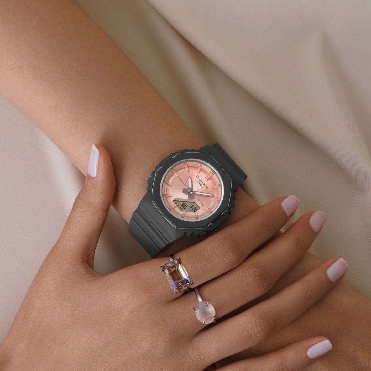 A woman with pink fingernails wears the GMA-P2110SC-4AER on her wrist.