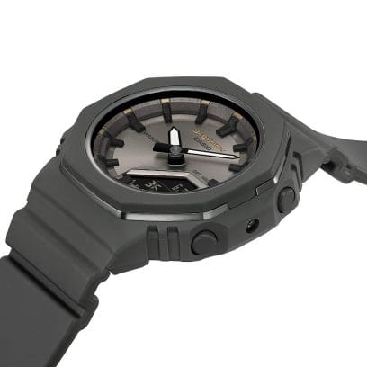 Side view of the analog dial of the GMA-P2126W-8AER, which is surrounded by a slightly glittering, grey ring.