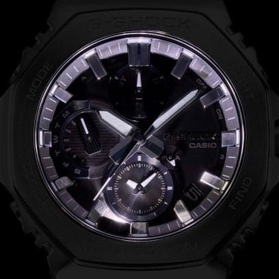 Dial of the GMC-B2100Y-1AER in the dark with the illumination switched on