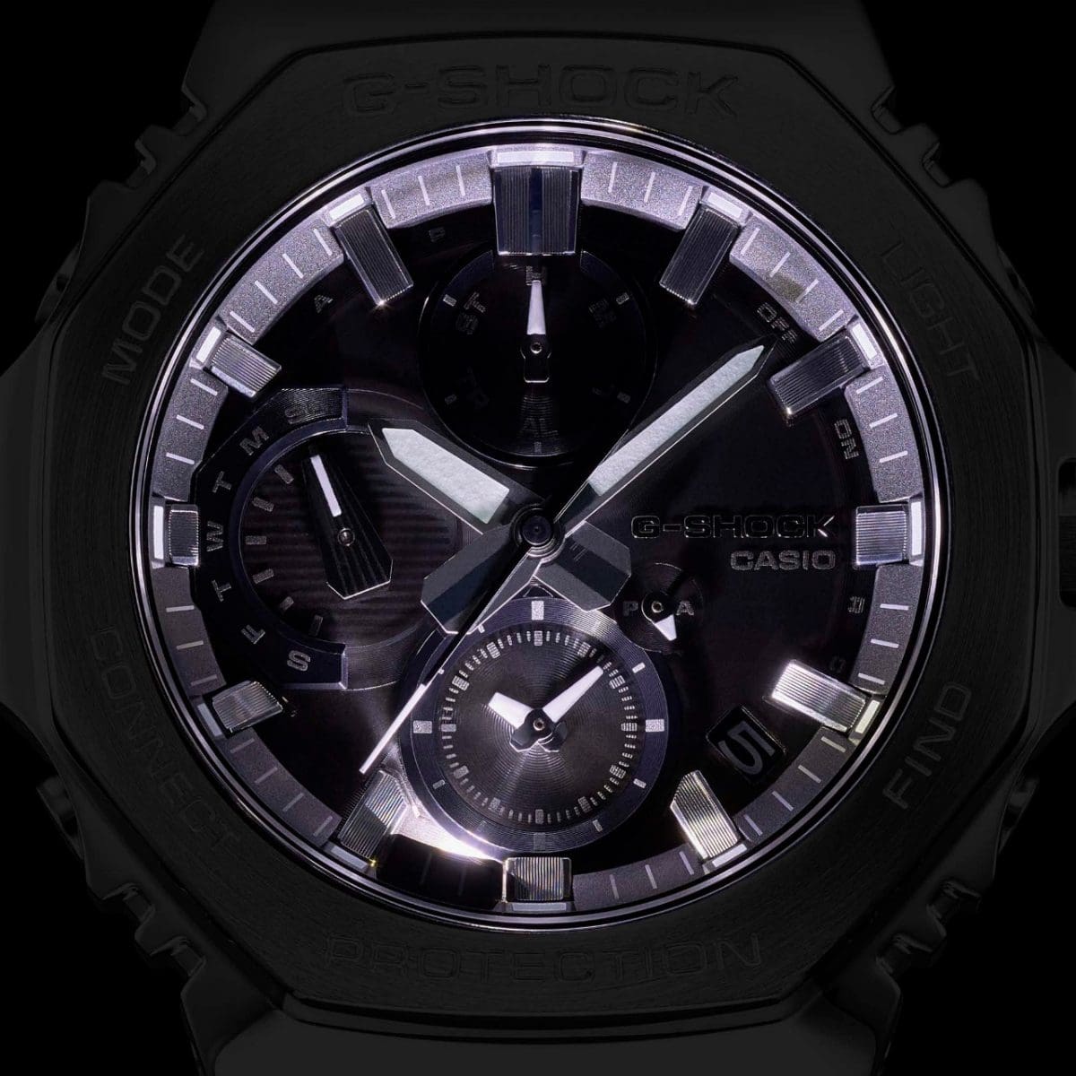 Dial of the GMC-B2100Y-1AER in the dark with the illumination switched on