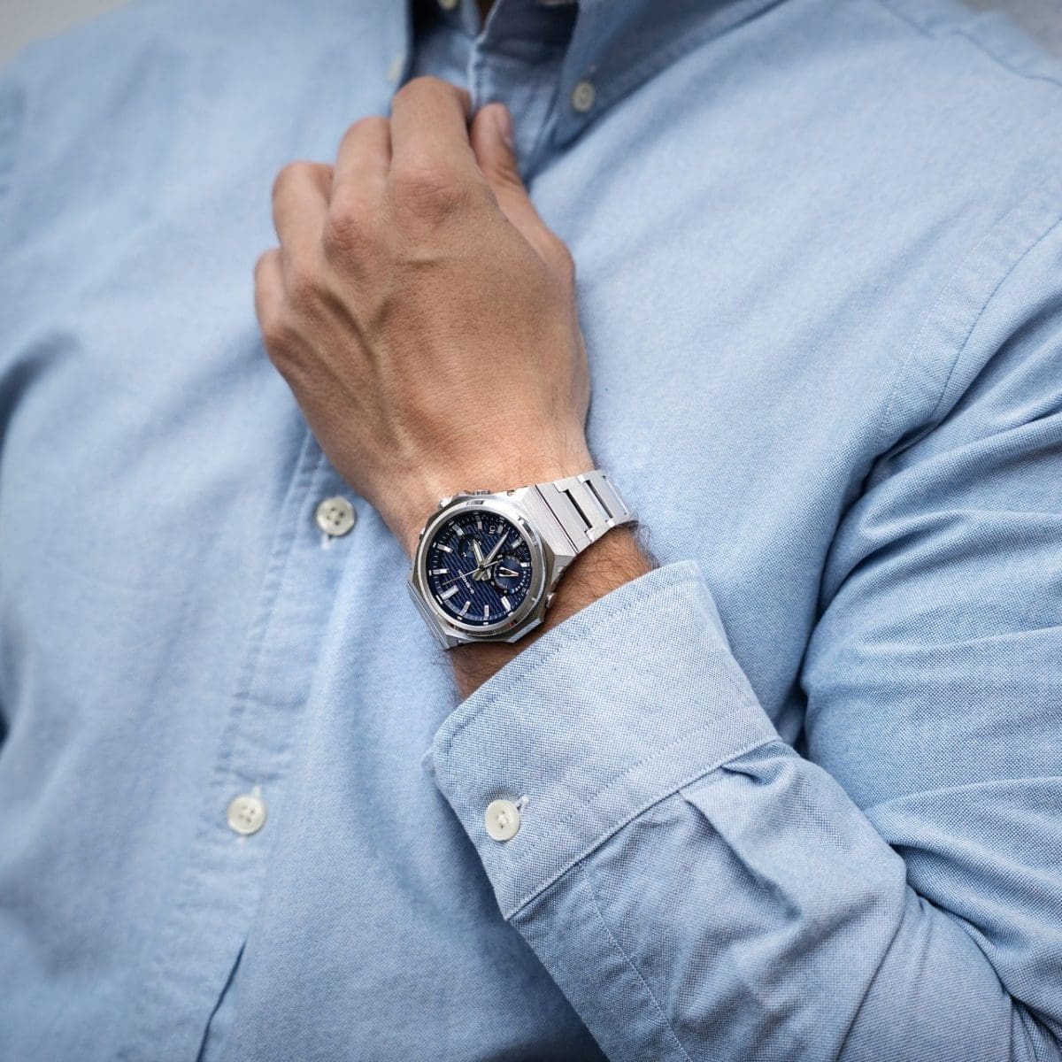 A man with a light blue shirt wears the GST-B1000D-2AER on his wrist