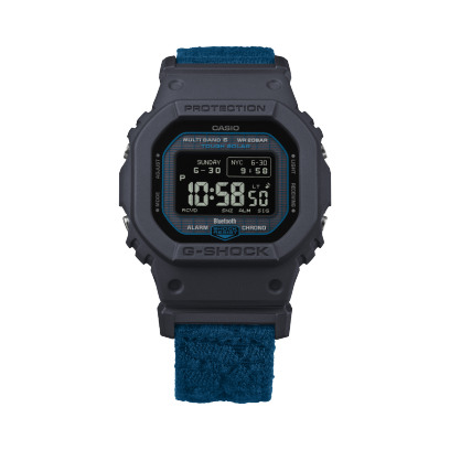 The G-SHOCK wristwatch GW-BX5600CBG-2ER has an easy-to-read negative display.