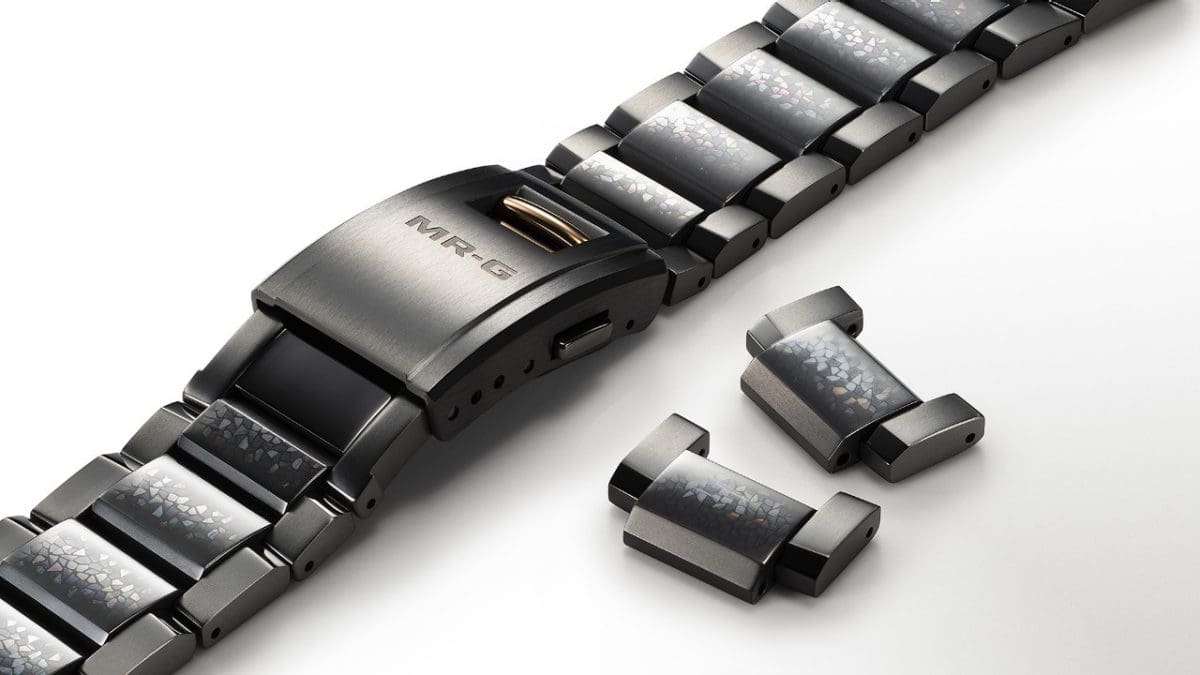 The Aogai structured bracelet of the MRG-B2000JS-1A, inspired by the design of the blue shell lacquer sheath.
