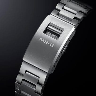 Triple-folded closure of the MRG-B2100D-2ADR on which the lettering MR-G is engraved.