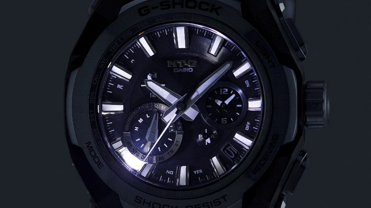 Dial of the MTG-B4000B-1A2ER in the dark with the illumination switched on