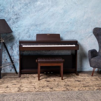 Vue d'ensemble du piano numérique CASIO CELVIANO AP-270 marron dans le salon.