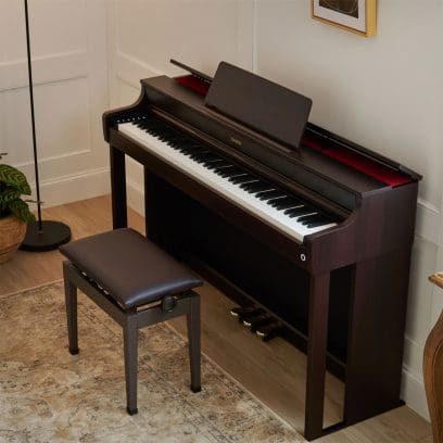 Photo du piano numérique CASIO CELVIANO AP-300 marron avec un banc assorti dans un salon super stylé.