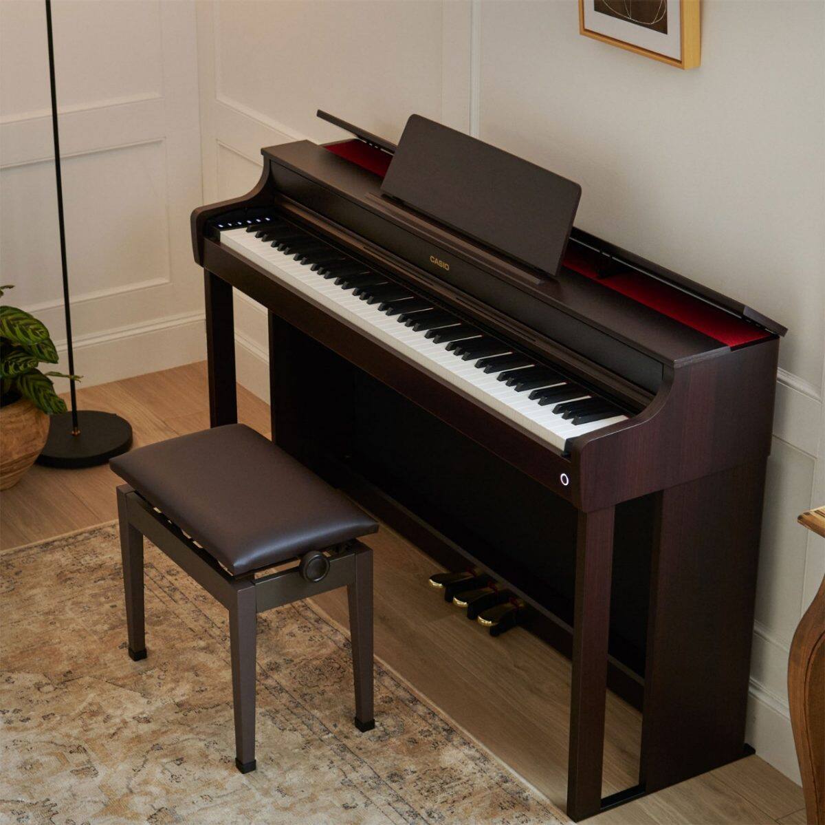 Photo du piano numérique CASIO CELVIANO AP-300 marron avec un banc assorti dans un salon super stylé.