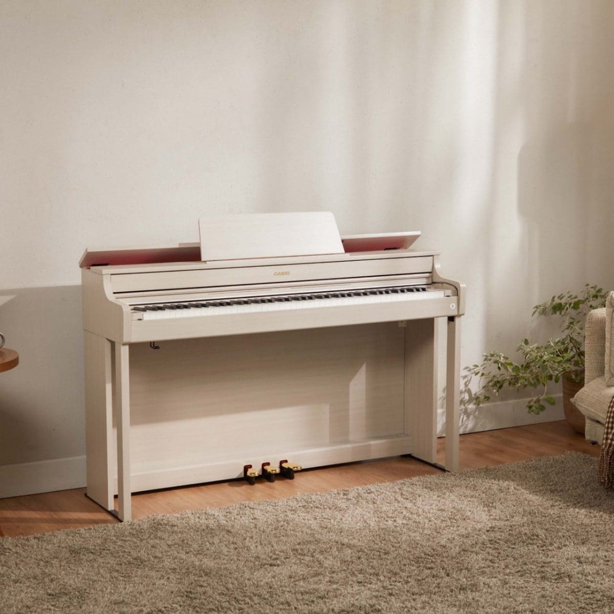 Vue d'ensemble du piano numérique CASIO CELVIANO AP-750 en bois de palissandre - Photo lifestyle dans le salon.