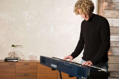 Un mec joue sur le piano numérique CASIO Privia PX-560MB - Enregistrement lifestyle.