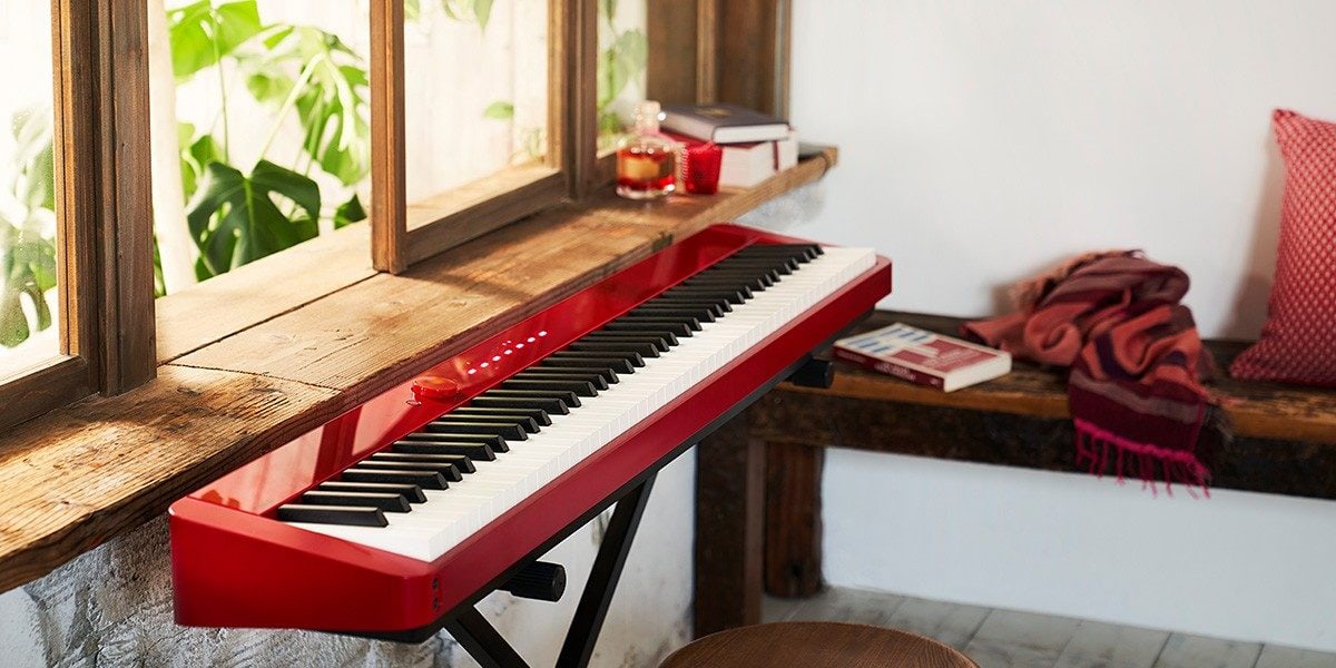 Photo lifestyle du piano numérique CASIO Privia PX-S1000 en rouge.
