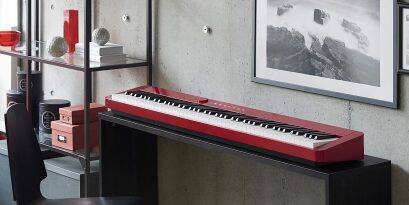 Photo lifestyle du piano numérique CASIO Privia PX-S1000 en rouge.