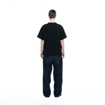 Vue de dos d'un homme portant le t-shirt GXFAB