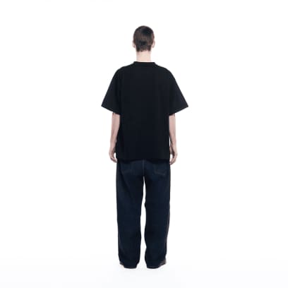 Vue de dos d'un homme portant le t-shirt GXFAB