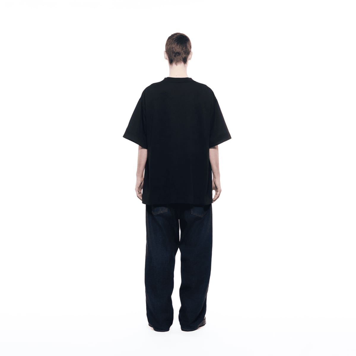 Vue de dos d'un homme portant le t-shirt GXFAB