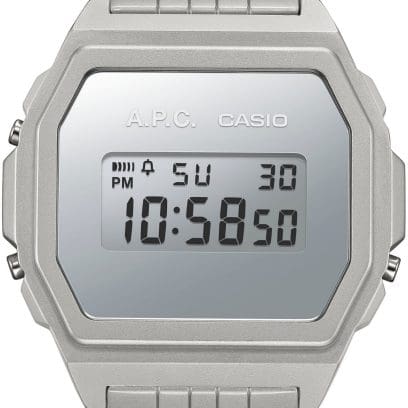 Close-Up de l'écran numérique argenté de la montre A1000ACD-7