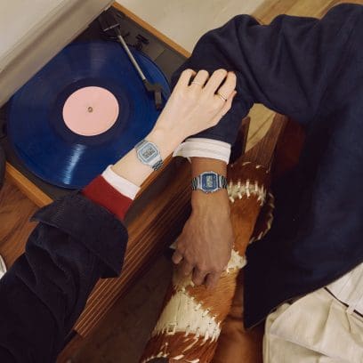 Un homme porte le bracelet bleu A158WEA-2EF et une femme le bracelet argenté A158WEA-7EF.