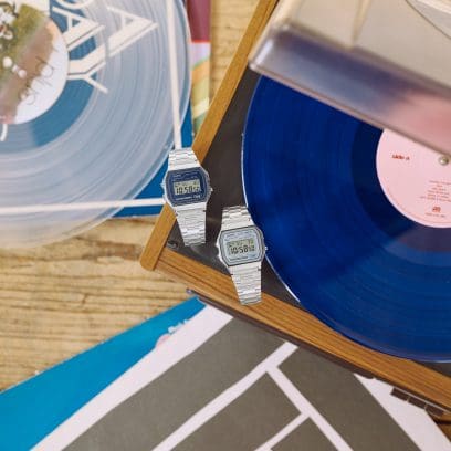 Les deux modèles A158WEA-2 et A158WEA-7 sont posés sur une table avec des disques.