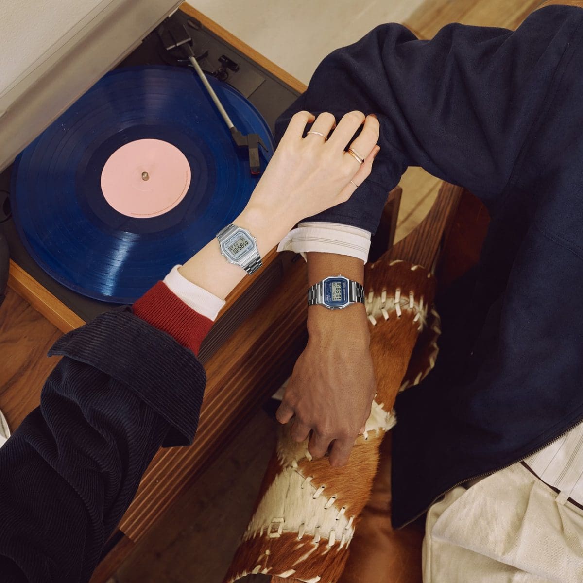 Un homme porte le bracelet bleu A158WEA-2EF et une femme le bracelet argenté A158WEA-7EF.