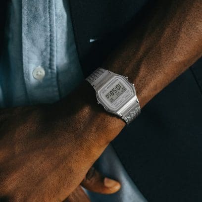 Un homme porte le bracelet A158WEM-7EF et une chemise bleu clair.