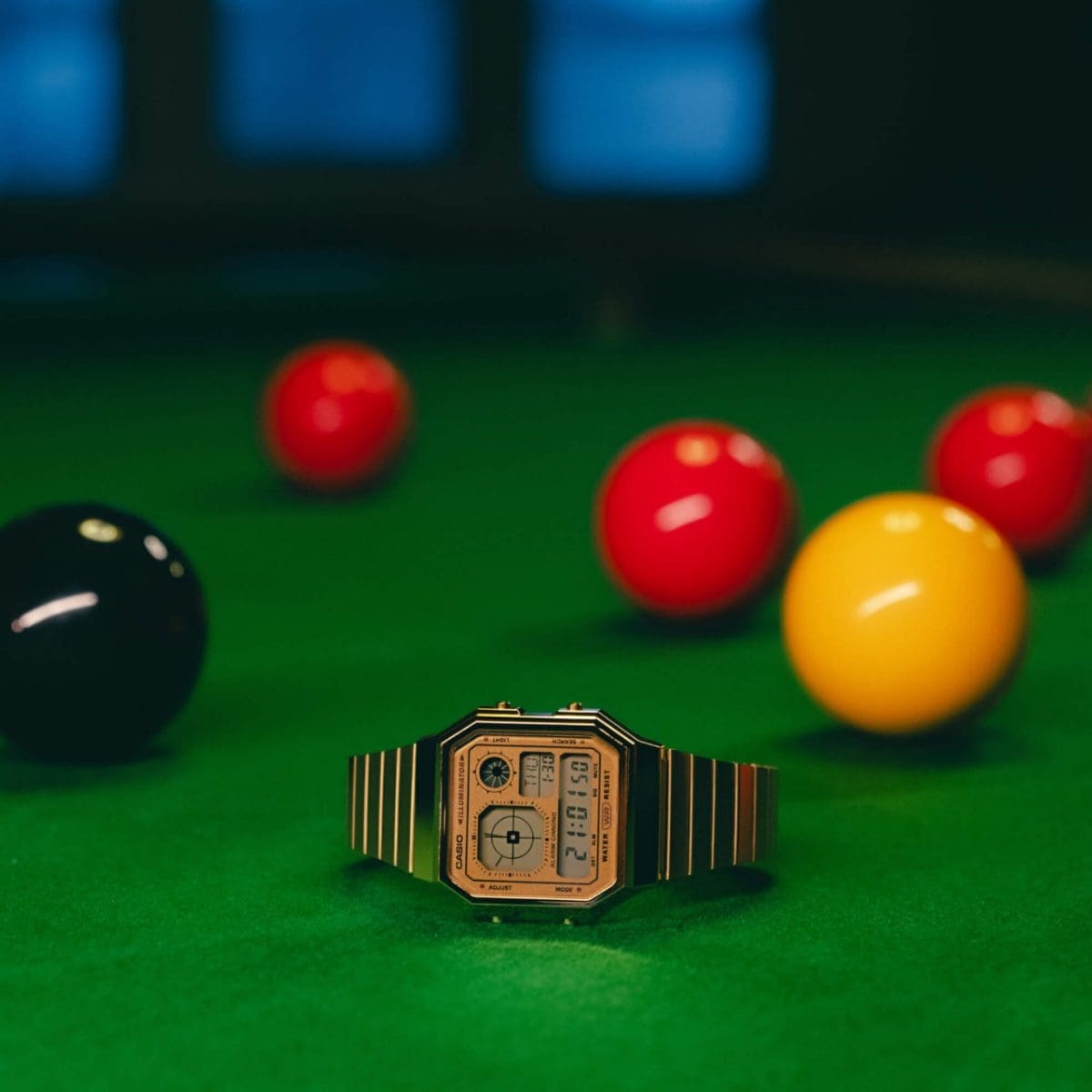 L'A130WEG-9AEF est posé latéralement sur une table de billard